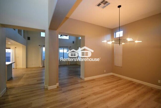 Foto del edificio - Private pool living with flexible space and neighborhood convenience.