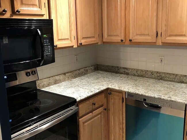 Building Photo - Spacious 2 BED 1.5 BATH Condo rental close to Quincy Center!