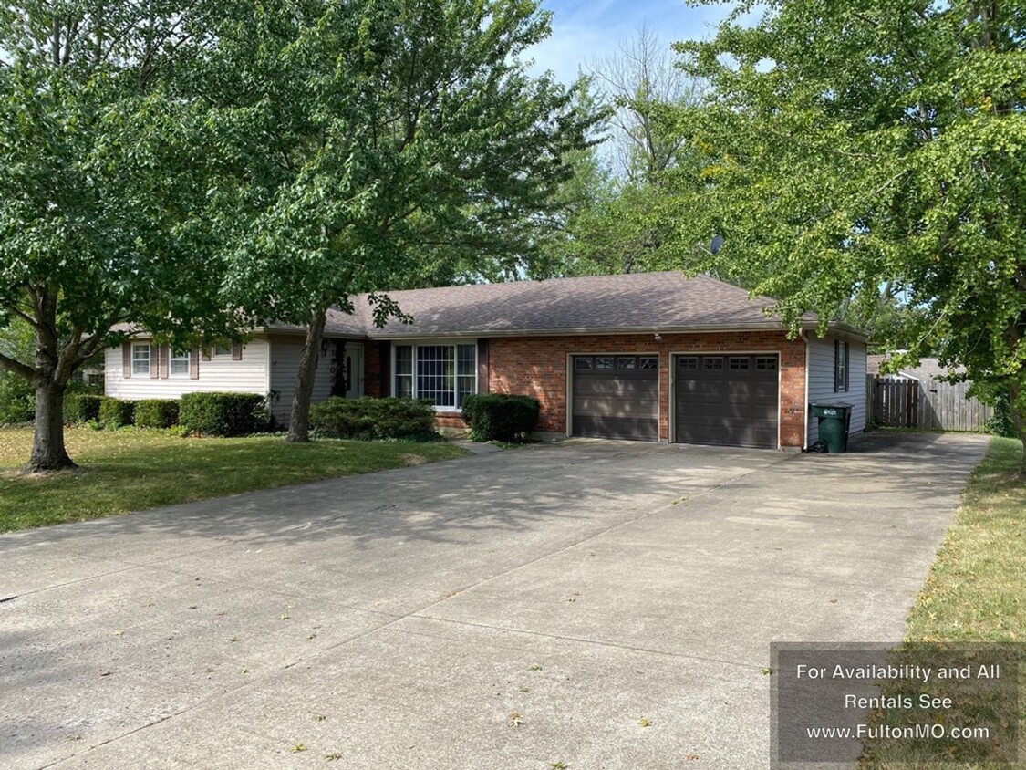 Primary Photo - 1803 North School Road Fulton, MO 65251