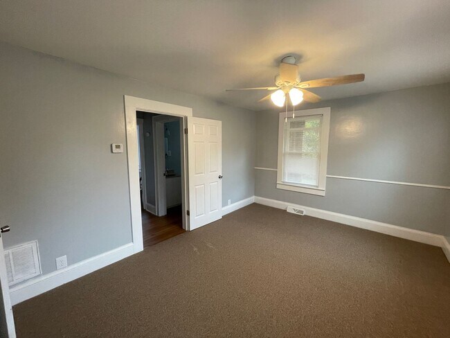 Foto del edificio - 3 bedroom 1 bathroom house