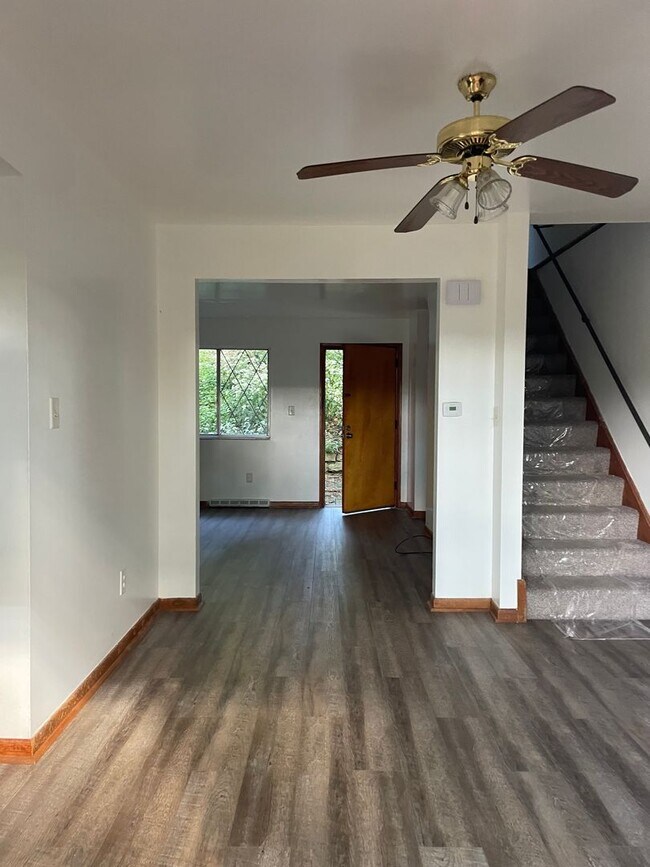 Foto del edificio - 1381-1383 Hazlett Rd