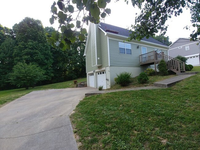 Building Photo - 2420 Chimney Ridge Rd