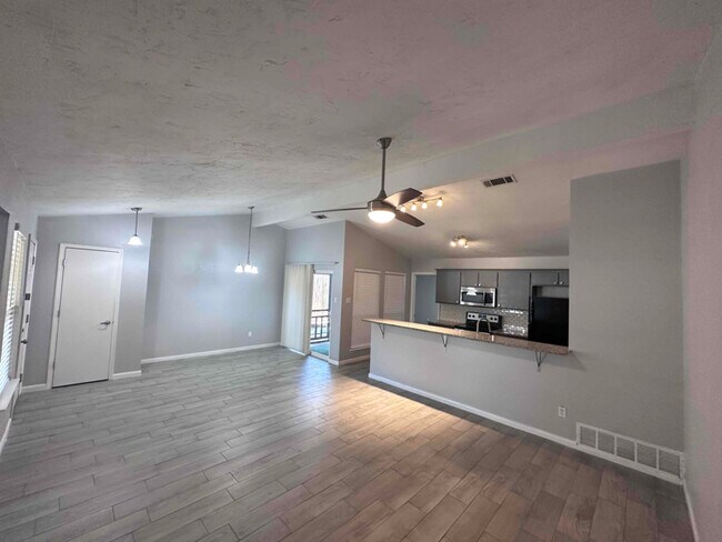 Building Photo - 517 Crowley Rd