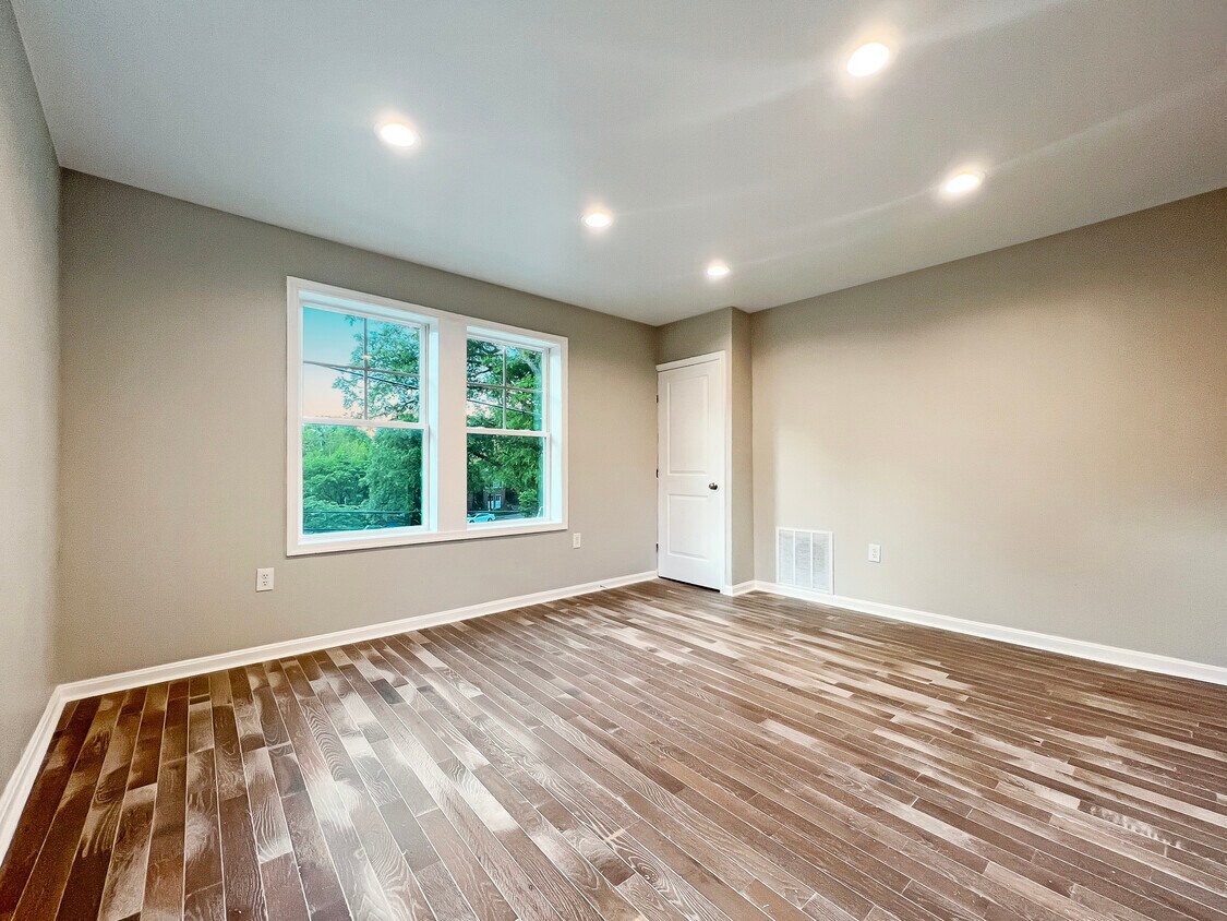 Primary Photo - 355 Parkland Pl SE
