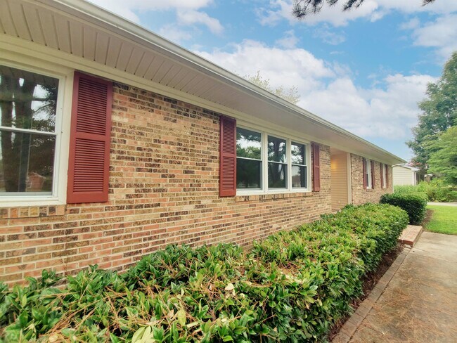 Foto del edificio - 1704 Somers Dr