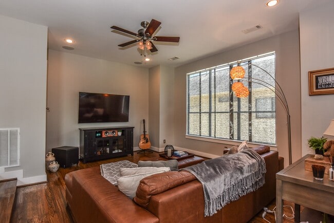 Building Photo - 4418 Koehler St