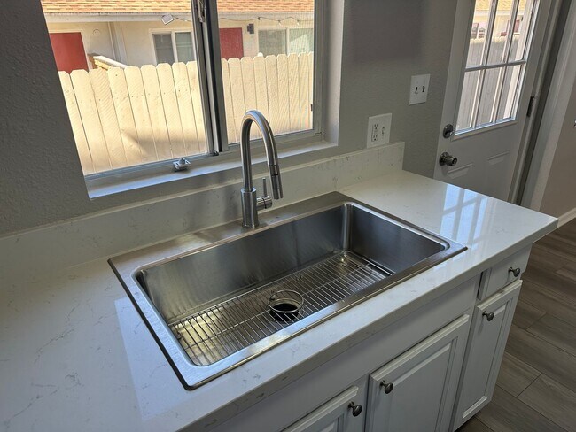 Foto del edificio - Renovated 1 Bedroom, 1 Bath Ground Floor Apartment with Washer/Dryer and 1 Car Garage