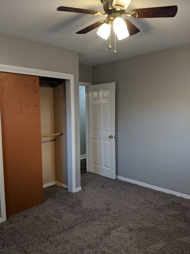 Building Photo - SPACIOUS 3 BR HOME HUGE BACKYARD