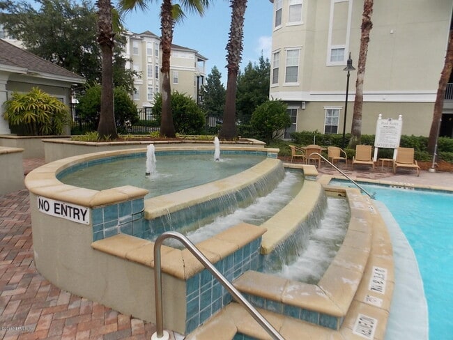 Foto del edificio - 8290 Park Way