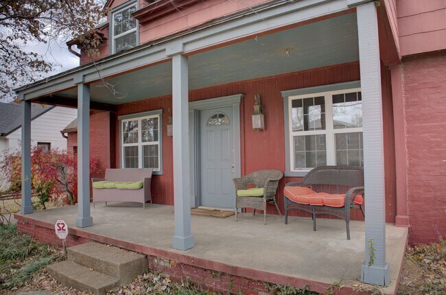 Foto del edificio - 3-bedroom, 2.5-bath home with mostly hardwood floors