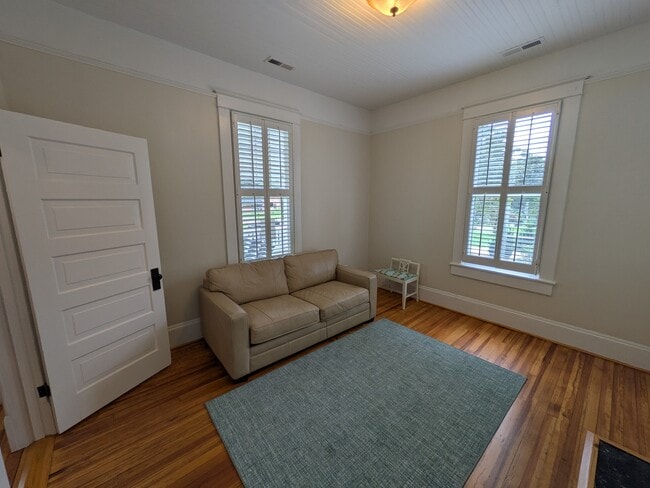 Foto del edificio - 222 Burkewood Dr