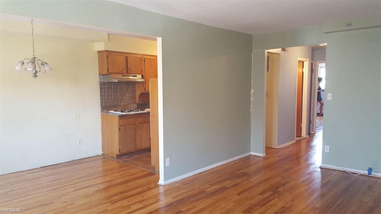 Primary Photo - 2419 Steinway St