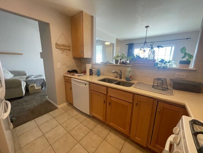 Building Photo - Townhome in Castle Rock! 2 Bedroom 2.5 bat...