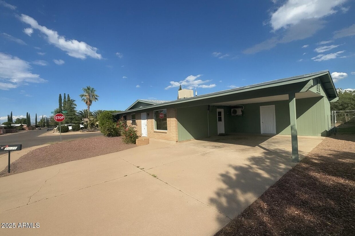 Primary Photo - 5030 E Evergreen Dr