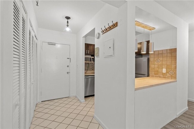 Building Photo - 501 N Barry Ave