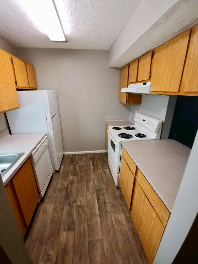 cocina de la casa adosada - Rocky Creek Apartments
