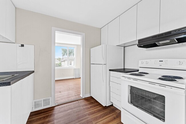 Building Photo - Spacious 1-Bedroom Upper Unit Available fo...