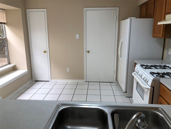 Building Photo - 10330 Timberloch Dr