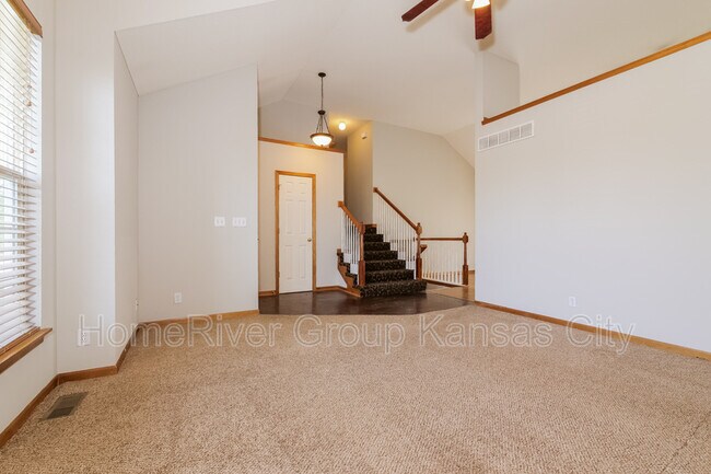 Building Photo - 699 S Evergreen St