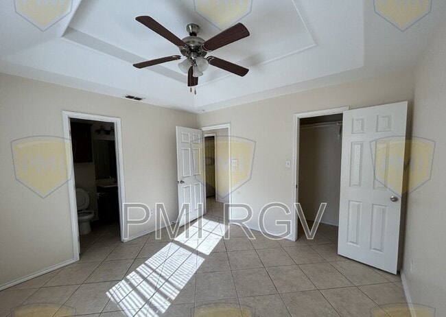 Building Photo - 307 W Albatross Ave