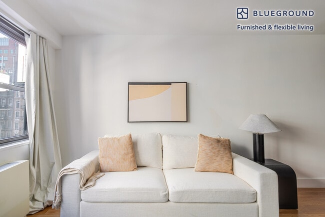 Building Photo - 160 E 88th St