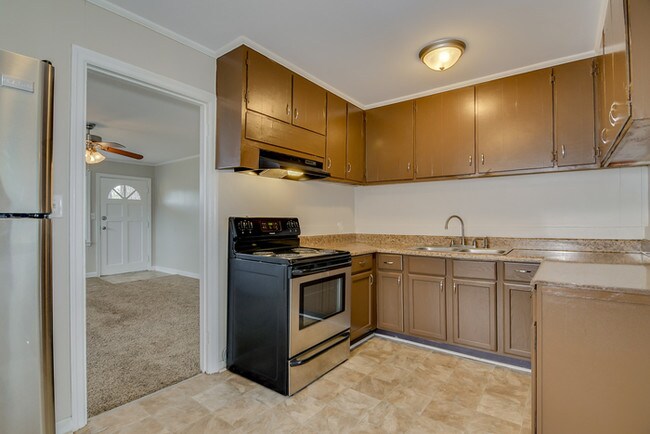 Building Photo - Three Bedroom with Private Driveway