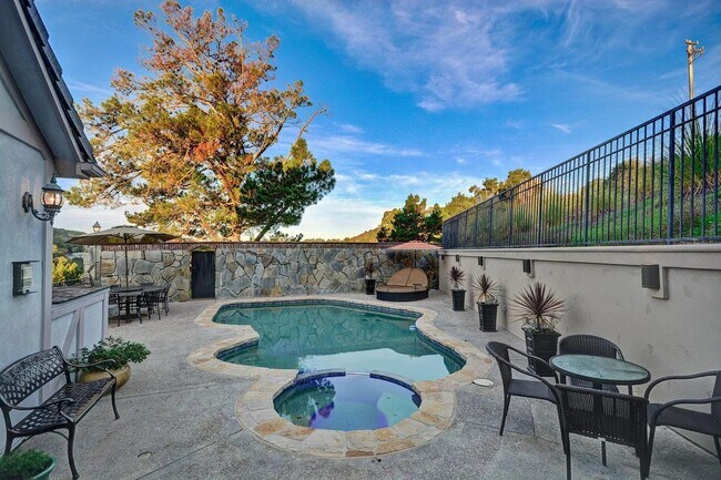 Foto del edificio - STUNNING LUXURY HOME WITH GORGEOUS SETTING IN WONDERFUL ORINDA!