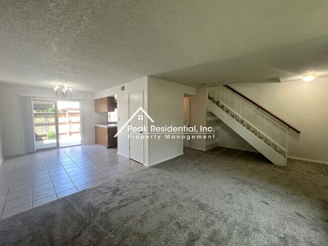 Foto del edificio - Spacious Carmichael 2bd/2.5ba Townhouse wi...