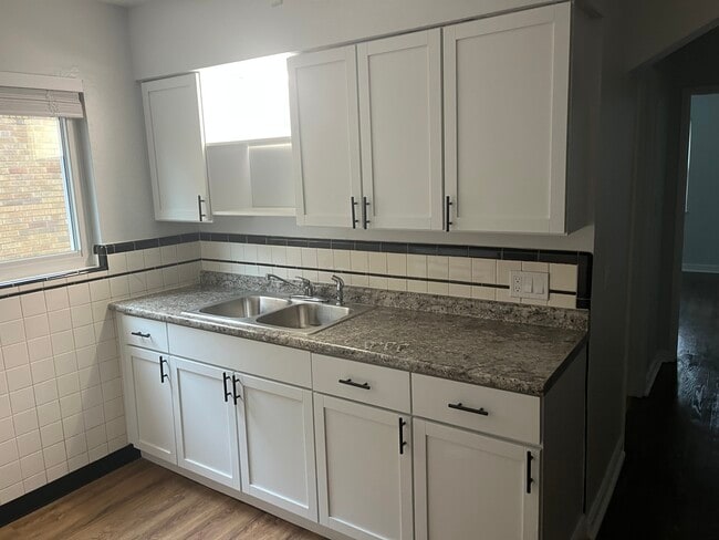 Building Photo - 4430 Ridgeview Ave