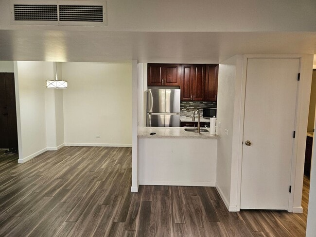 Building Photo - Royal Queen Emma 2 Bedroom 2 Bathroom 2 Pa...