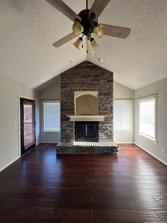 Building Photo - Beautiful Modern Home w/3 Car Garage, Fenc...