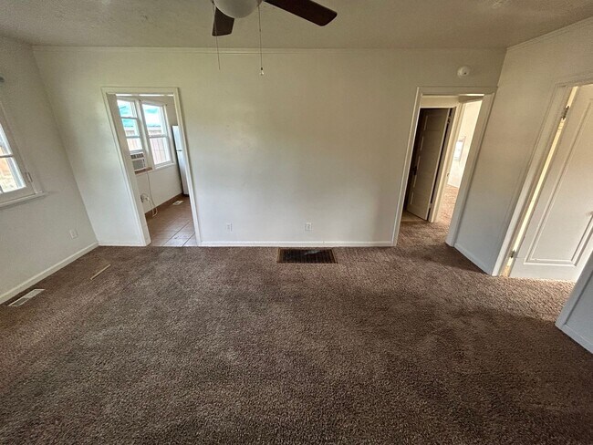 Building Photo - 2 bedroom 1 bath super cute cottage / Less than a mile from Northwest Nazarene, great location!