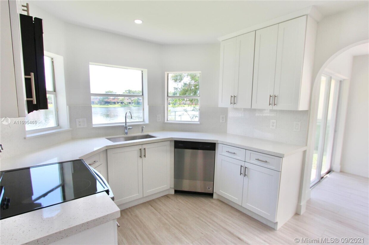 Foto principal - 239 NW 107th Ave
