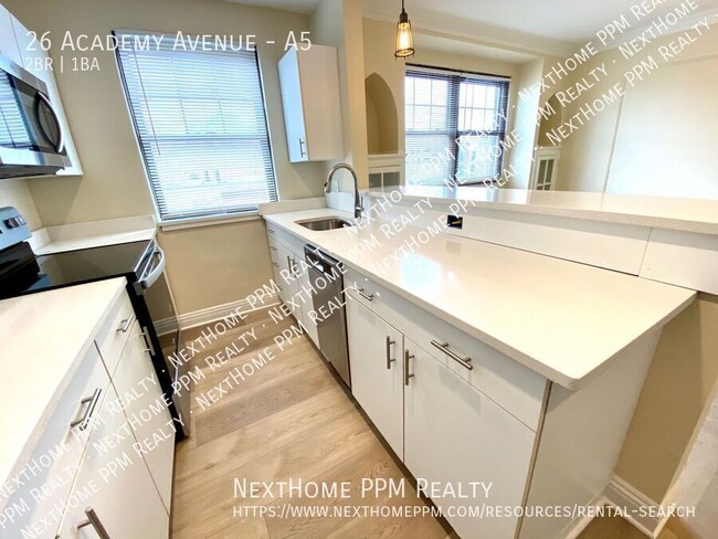 Building Photo - Great Space! Large 2 Bedroom, laundry in u...