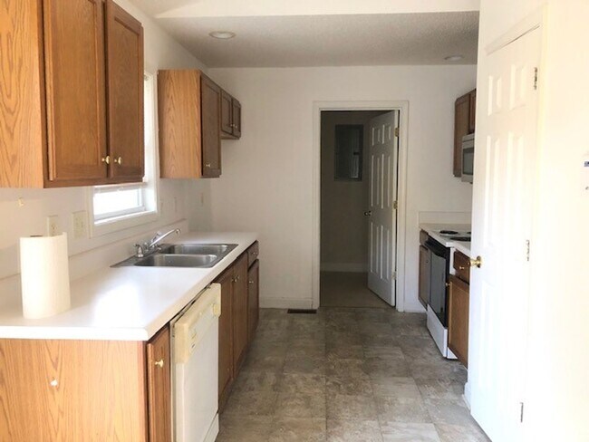 Building Photo - 3 Bed/2 Bath! Coming soon