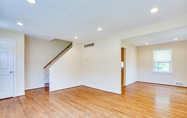 Sala de estar - 4605 Akron St