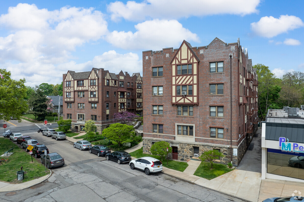 Primary Photo - Evelyn Court Apartment