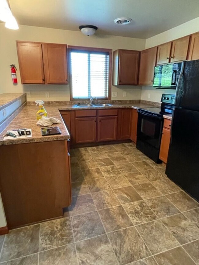 Foto del edificio - 2 Bedroom, 2 Bathroom Lower Available mid-...