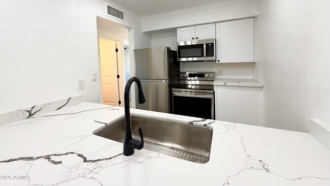 Foto del edificio - 2739 E Tamarisk Ave