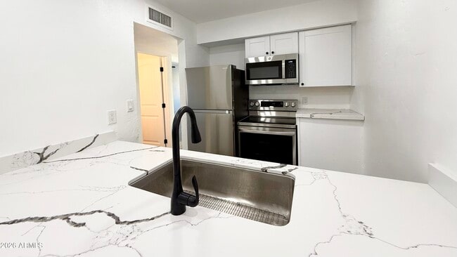 Building Photo - 2739 E Tamarisk Ave