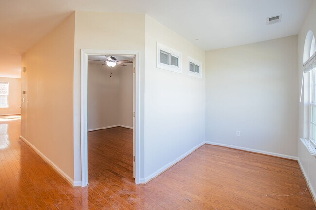 Building Photo - Stunning 3 BR/2.5 BA Townhome in Greenbelt!