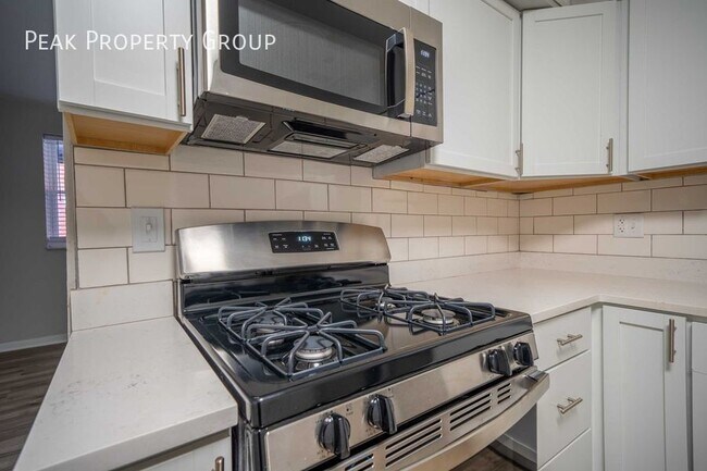 Foto del edificio - NEWLY RENOVATED! 2 Bedroom Apartment Locat...