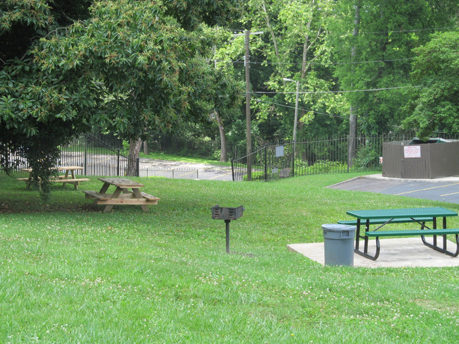 Beautiful Picnic Areas - Gardens at Knoxwood