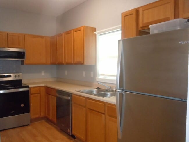 Building Photo - Two Bedroom Home w/ Stainless Appliances a...