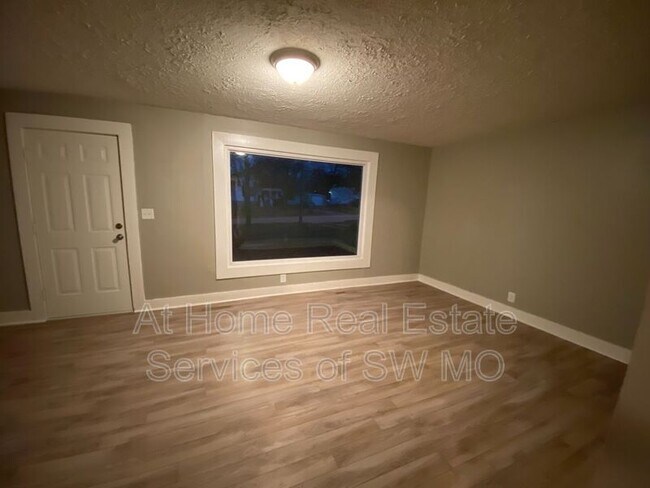 Foto del edificio - 2139 N Benton Ave