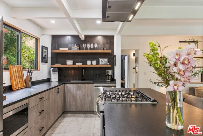 Foto del edificio - 3112 Ledgewood Dr