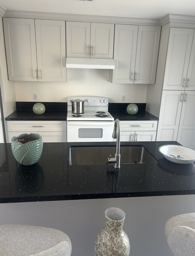 Building Photo - 218 E 83rd St