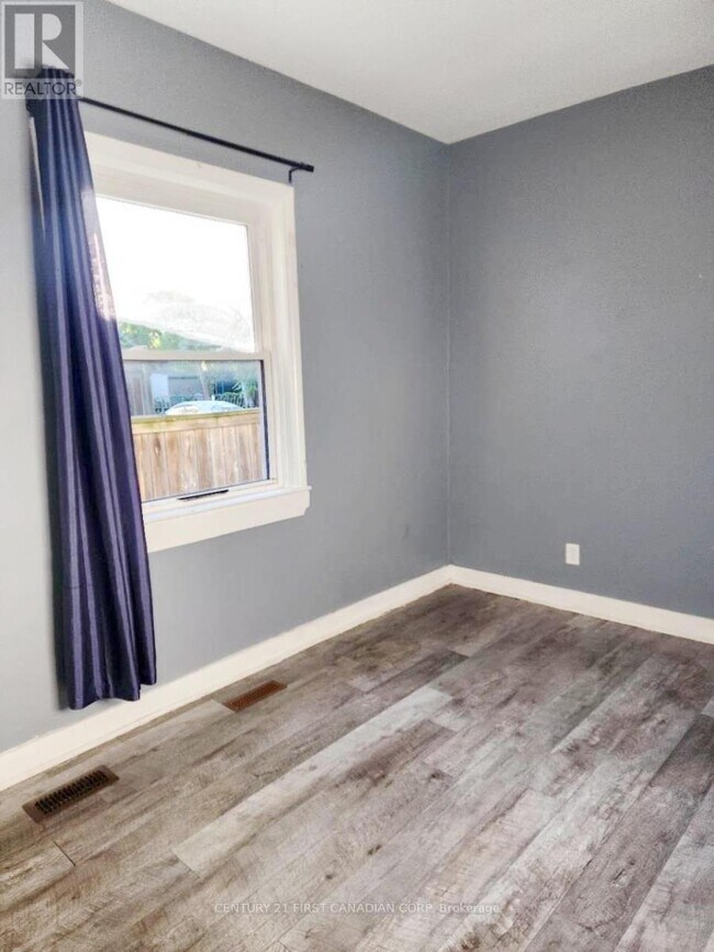 Building Photo - 648 Oxford St E