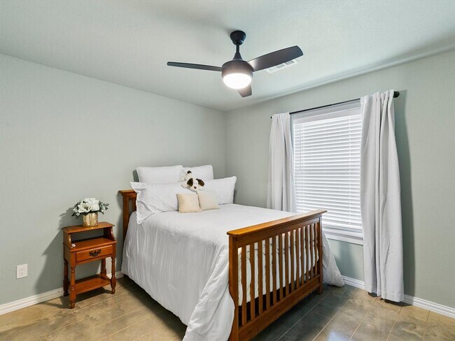 Foto del edificio - 6301 Hunterwood Dr