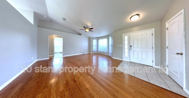 Building Photo - 10340 Vista Pines Loop